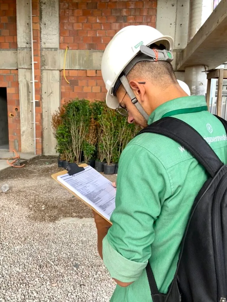Profissional da Rodrigues & Medeiros em atividade de Saúde e Segurança do Trabalho